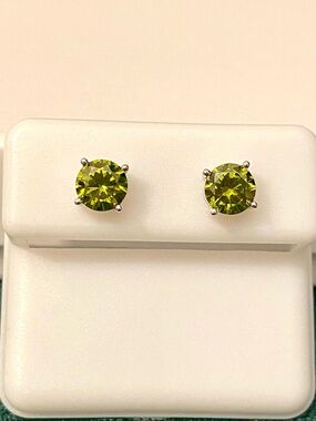 Peridot Solitaire Stud Earrings - Photos Really Can’t Do Them Justice NWT